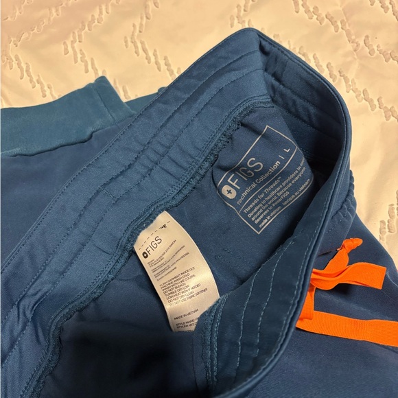 Women’s figs high waisted jogger scrub pants - Picture 3 of 3